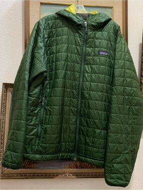 Patagonia Men's XL hooded nano puff jacket